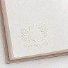 Ex-libris livre fleuri gaufré sur la page d'un livre